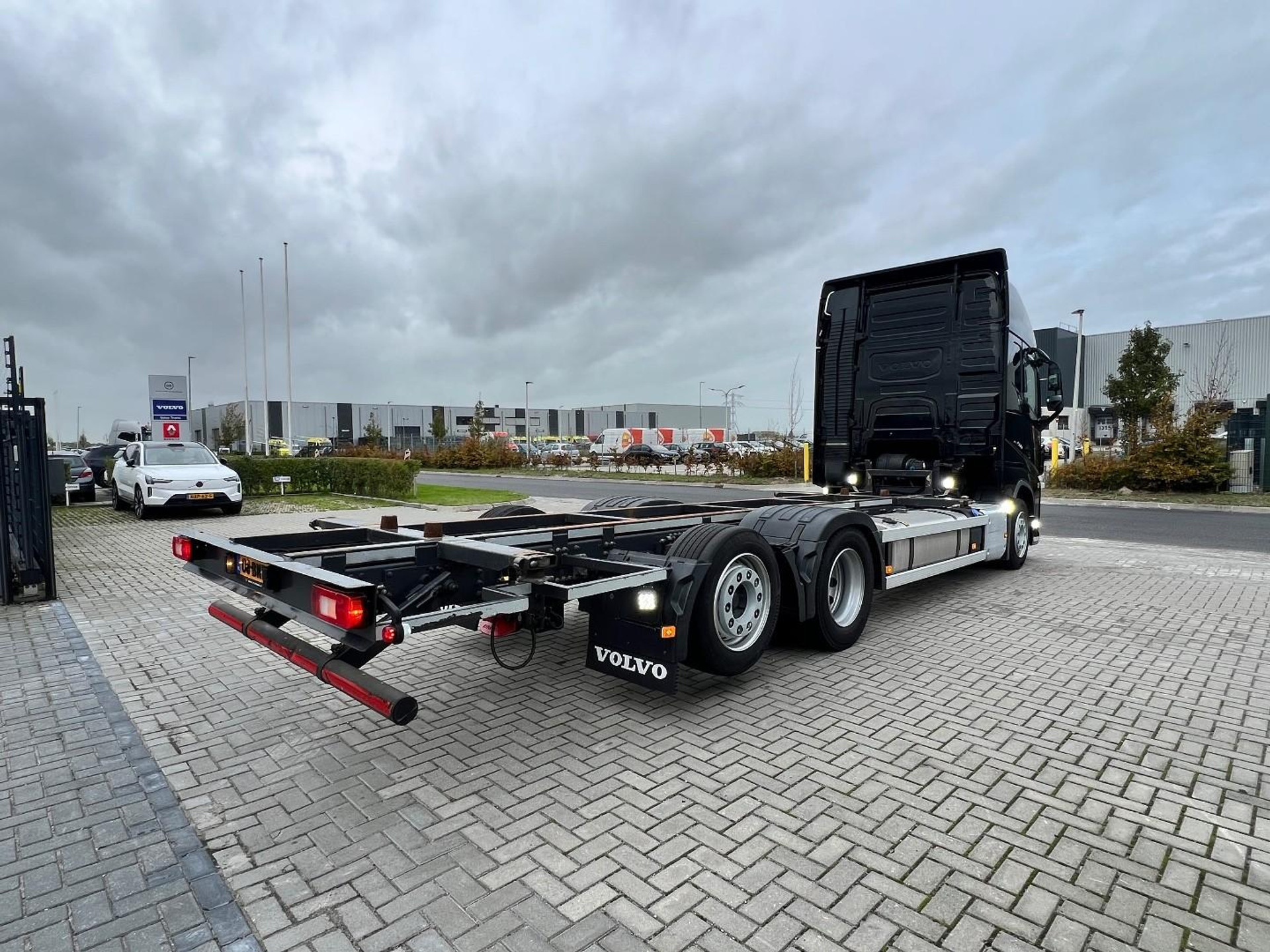 57704045-5.jpg