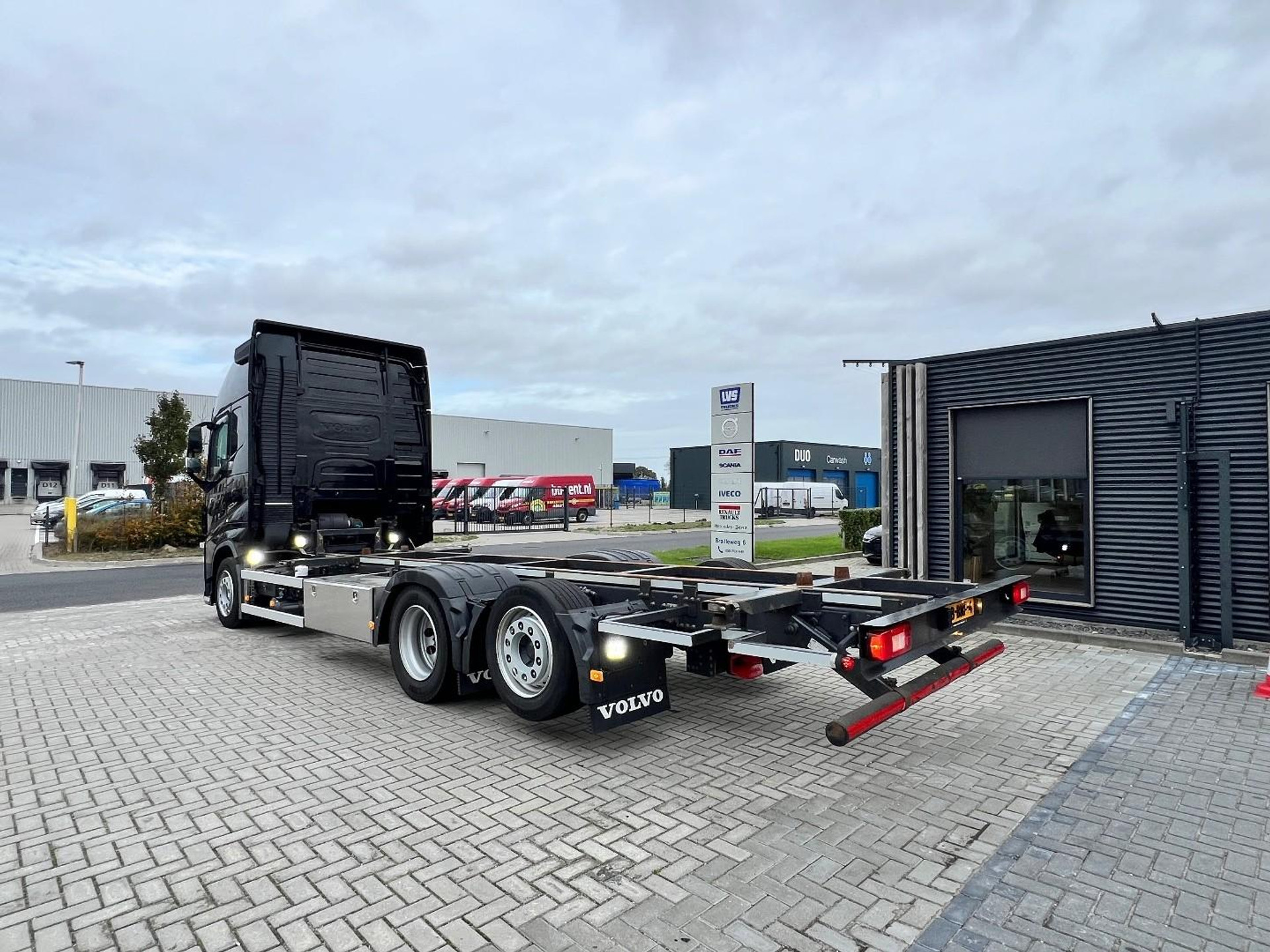 57704045-7.jpg