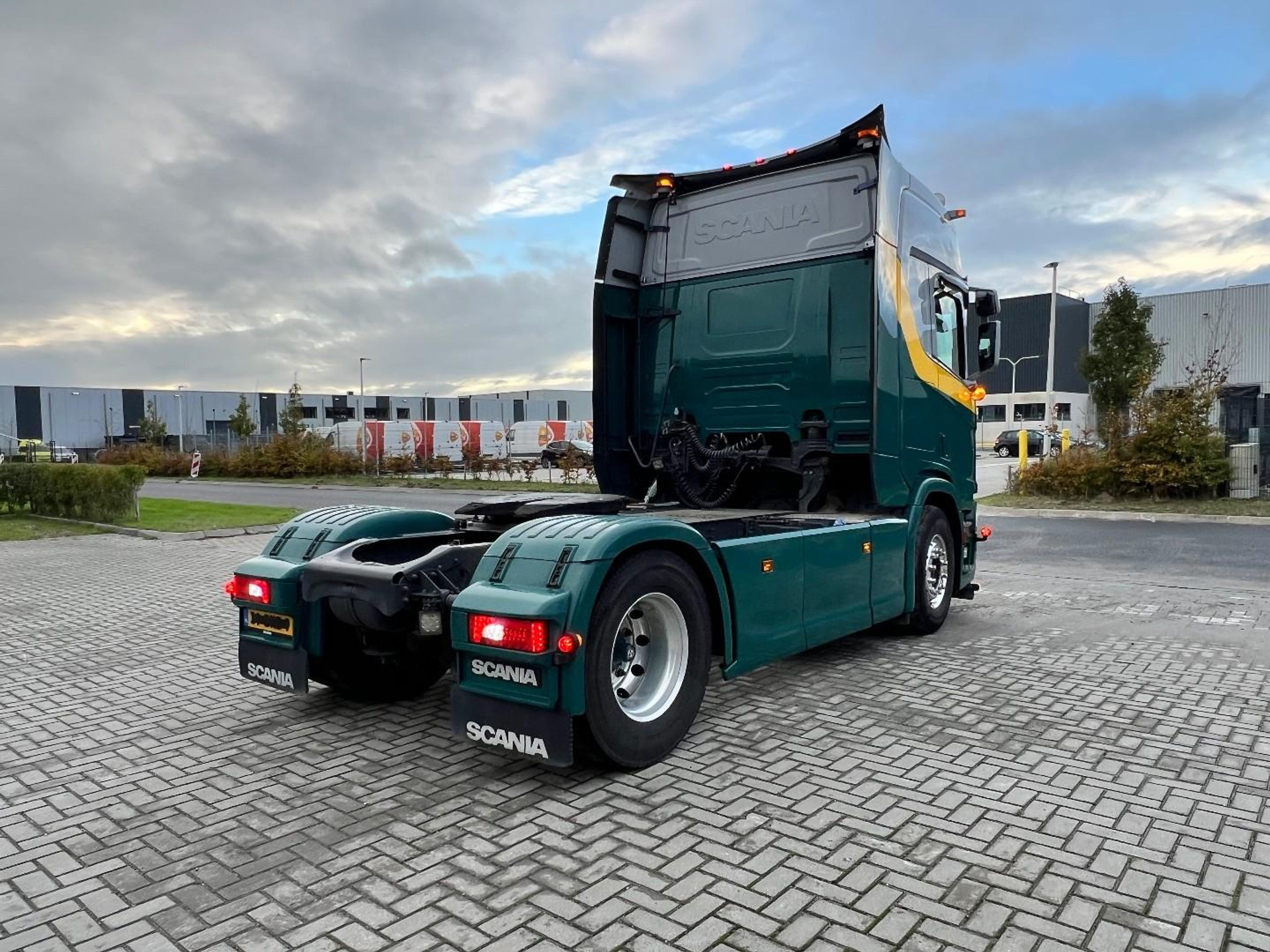 57674060-5.jpg