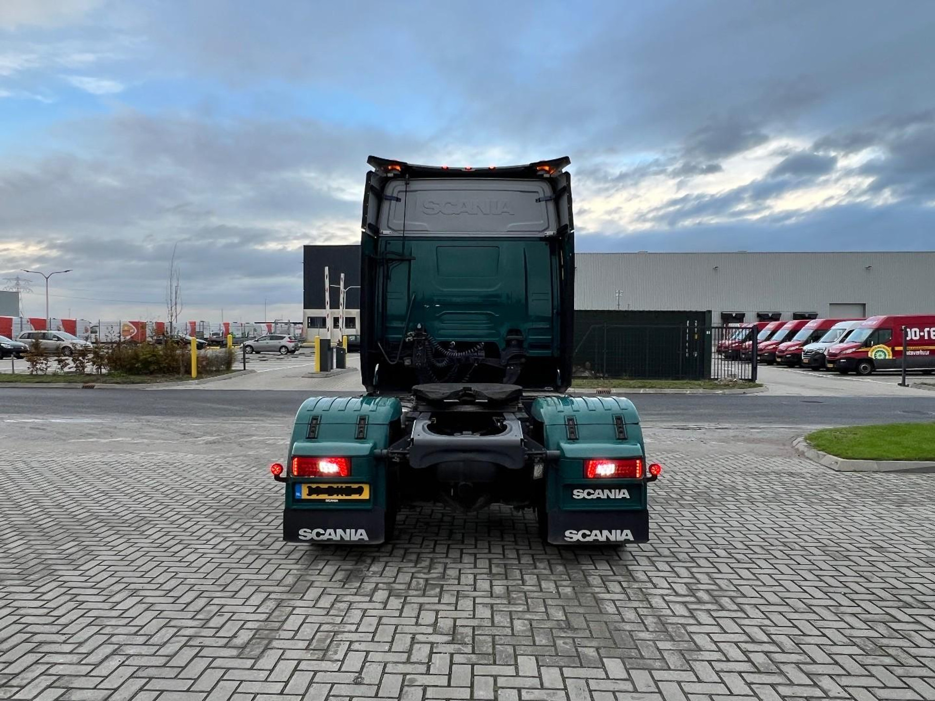 57674060-6.jpg