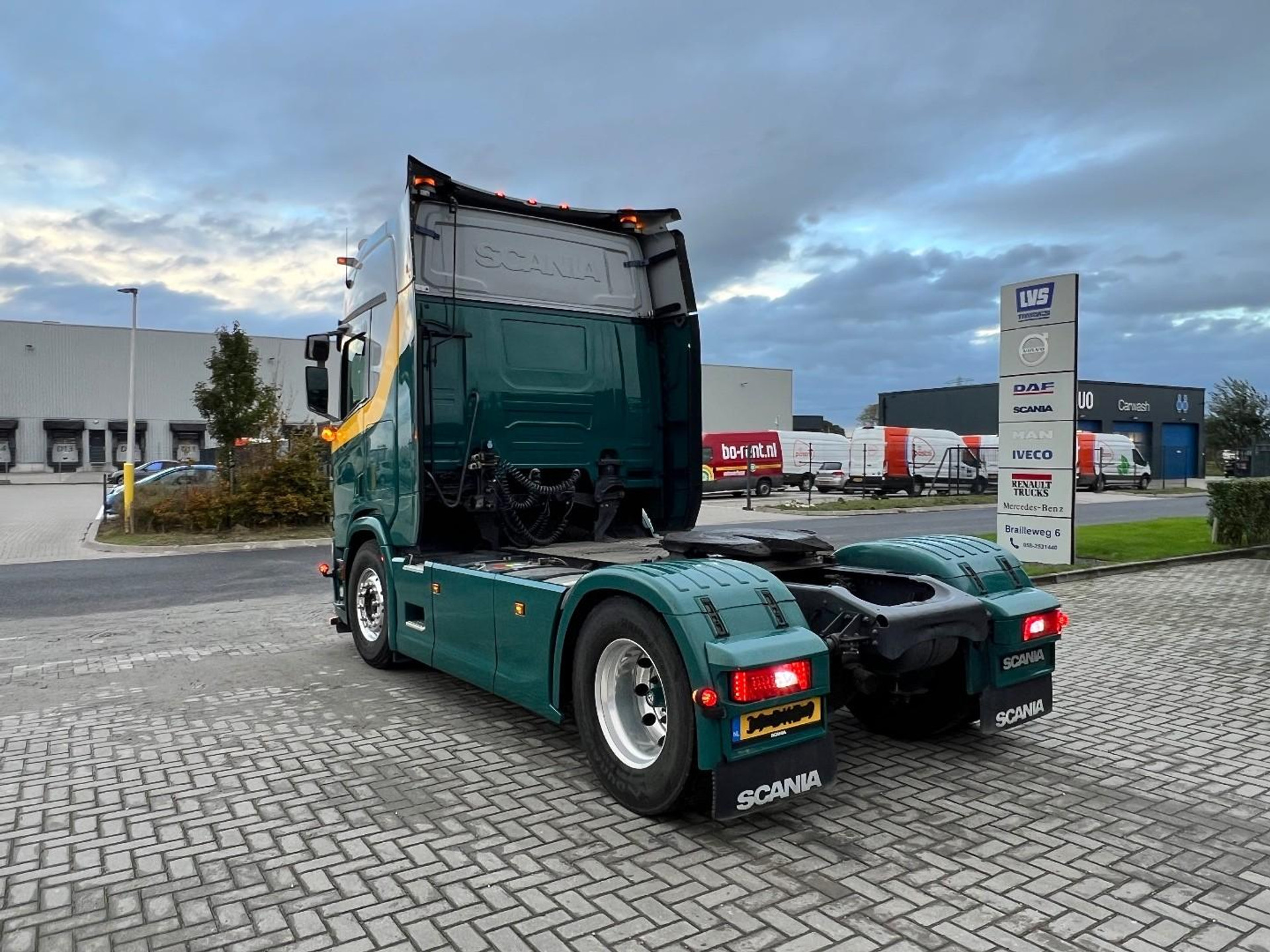 57674060-7.jpg