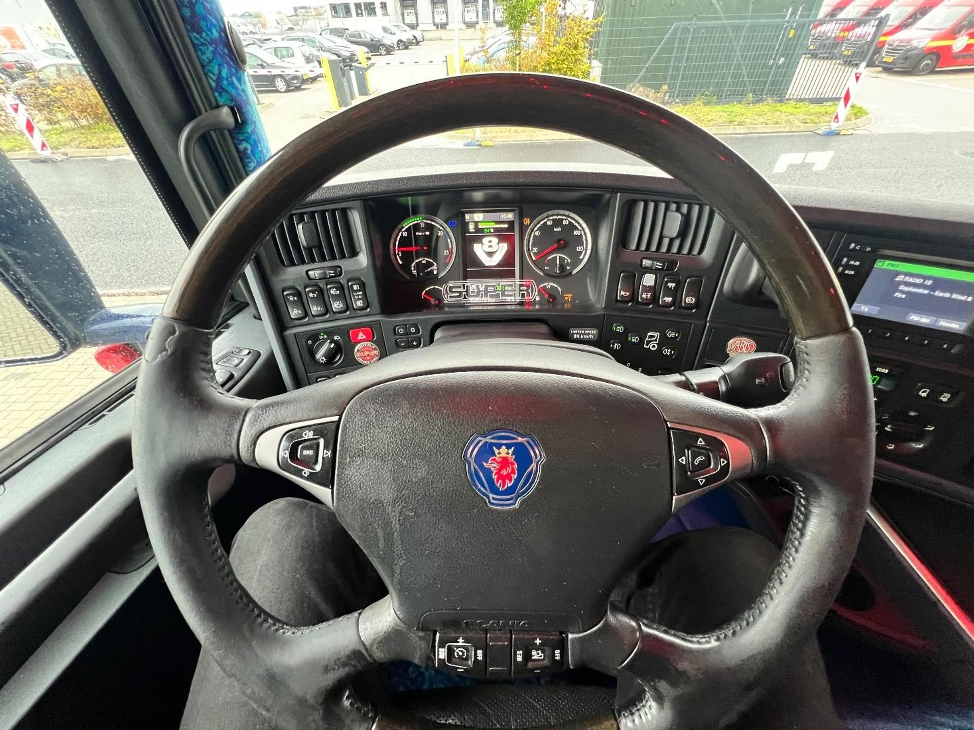 57817026-17.jpg