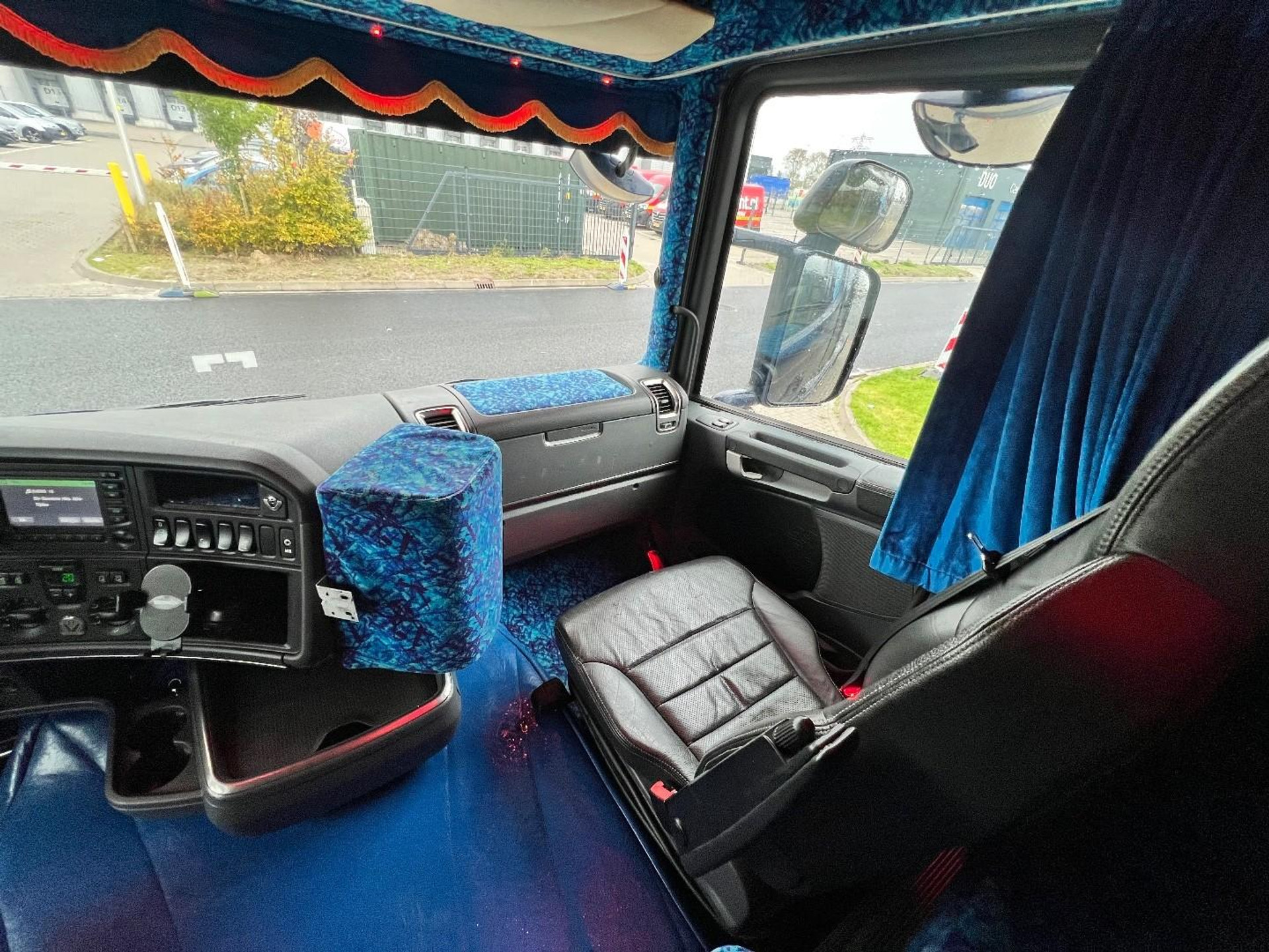 57817026-25.jpg