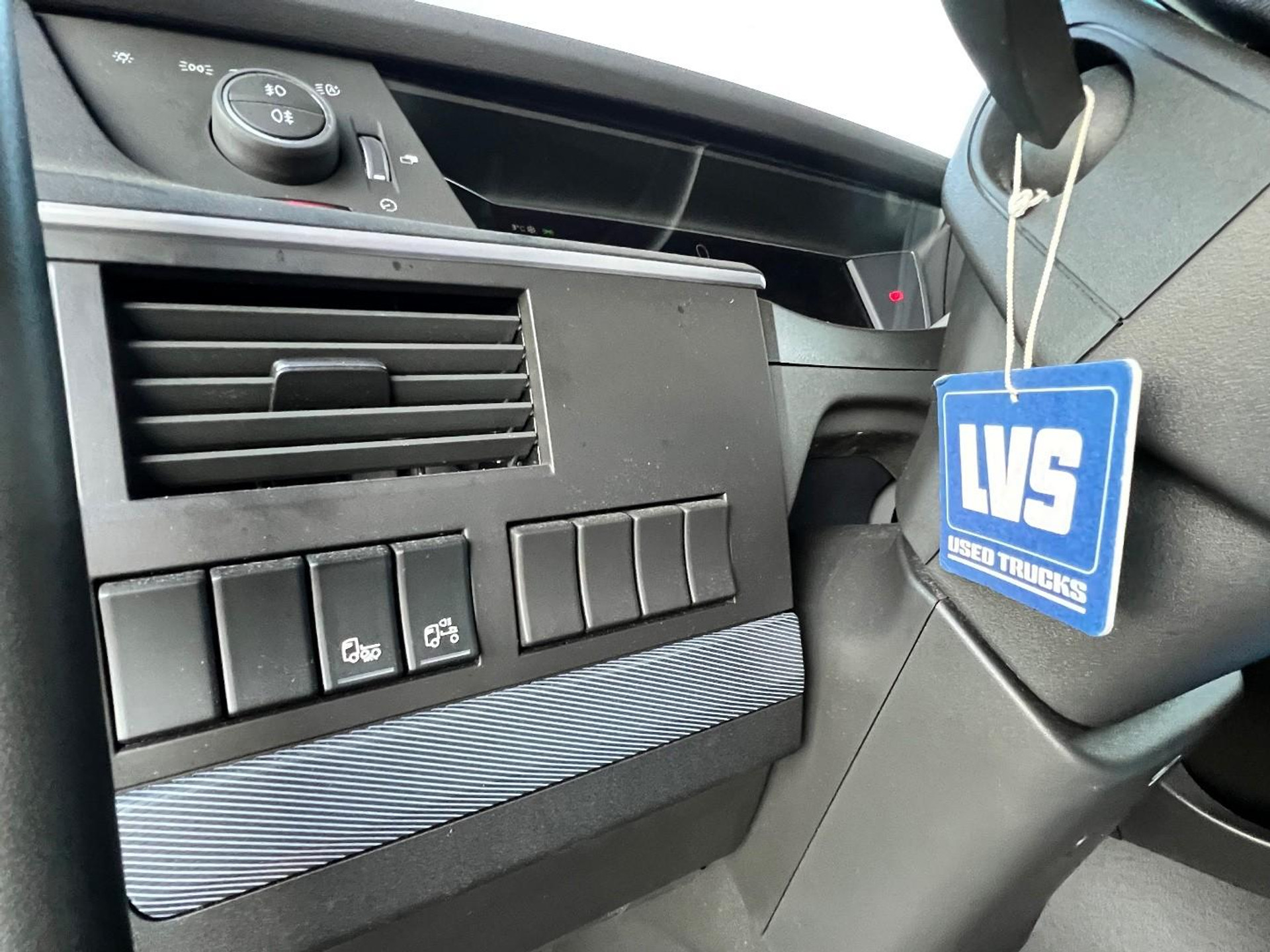 57815877-21.jpg