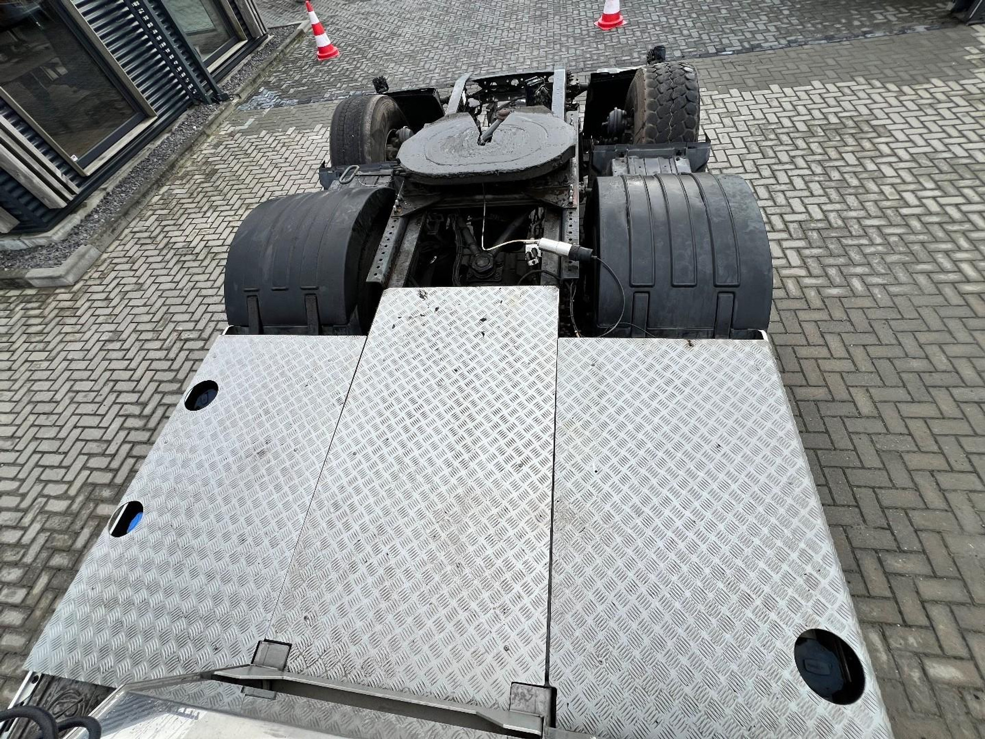 57673589-10.jpg