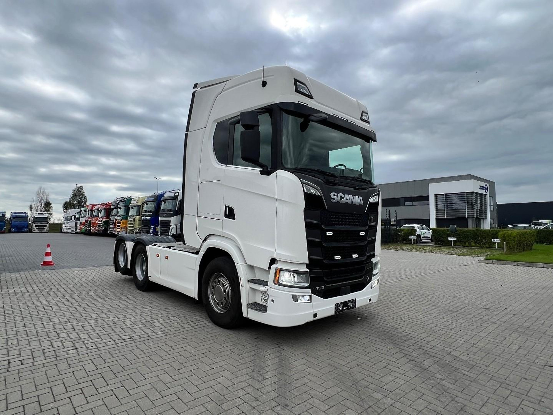 56632884-3.jpg